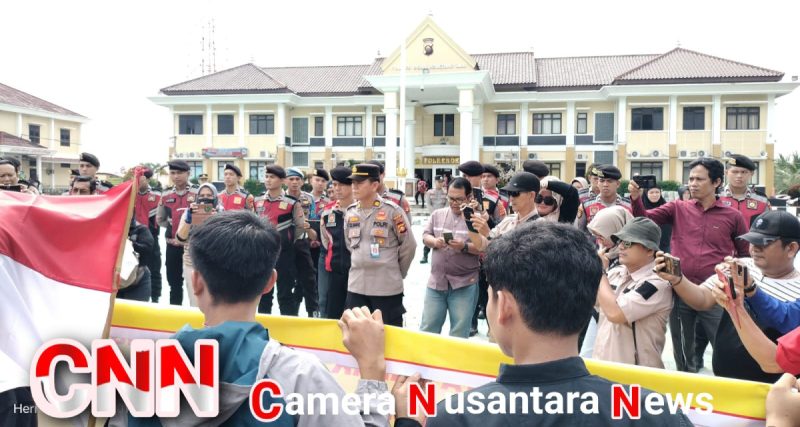 Aksi Damai di Mapolres OKU,  Kasat Reskrim Menyampaikan Langkah-Langkah Terkait Kasus yang Diangkat oleh Pengunjuk Rasa